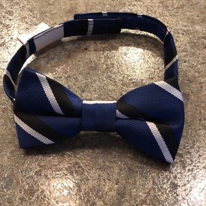 Gymboree bow tie size 2-5T